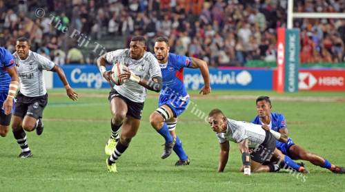 Kalione Nasoko (middle) of Fiji Airways Fiji 7's team attacks against Samoa during the first day of the HSBC World Rugby series in Hong Kong early this morning. Picture: RAMA
