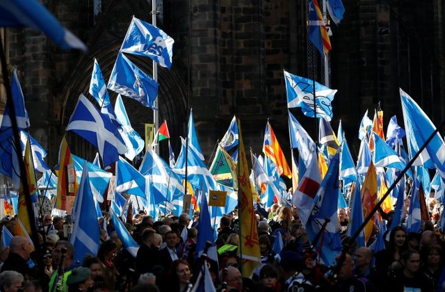 Thousands march through Edinburgh to back Scottish independence - The ...
