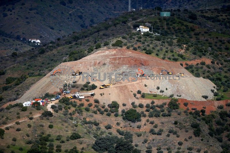 Spanish rescuers to drill for boy trapped in well