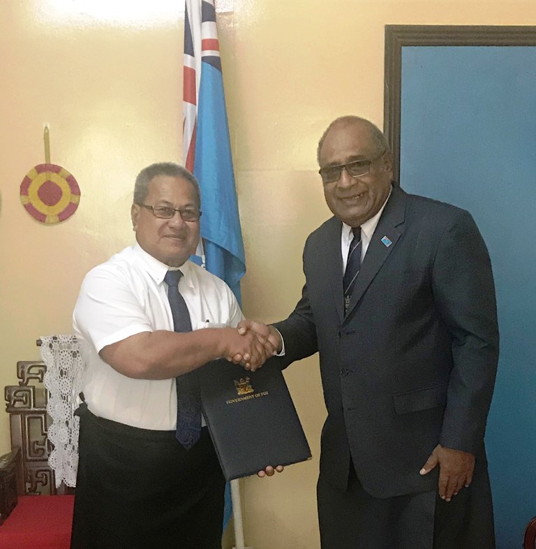 Ratu Cavuilati presents credentials to Tuvalu's Governor General The