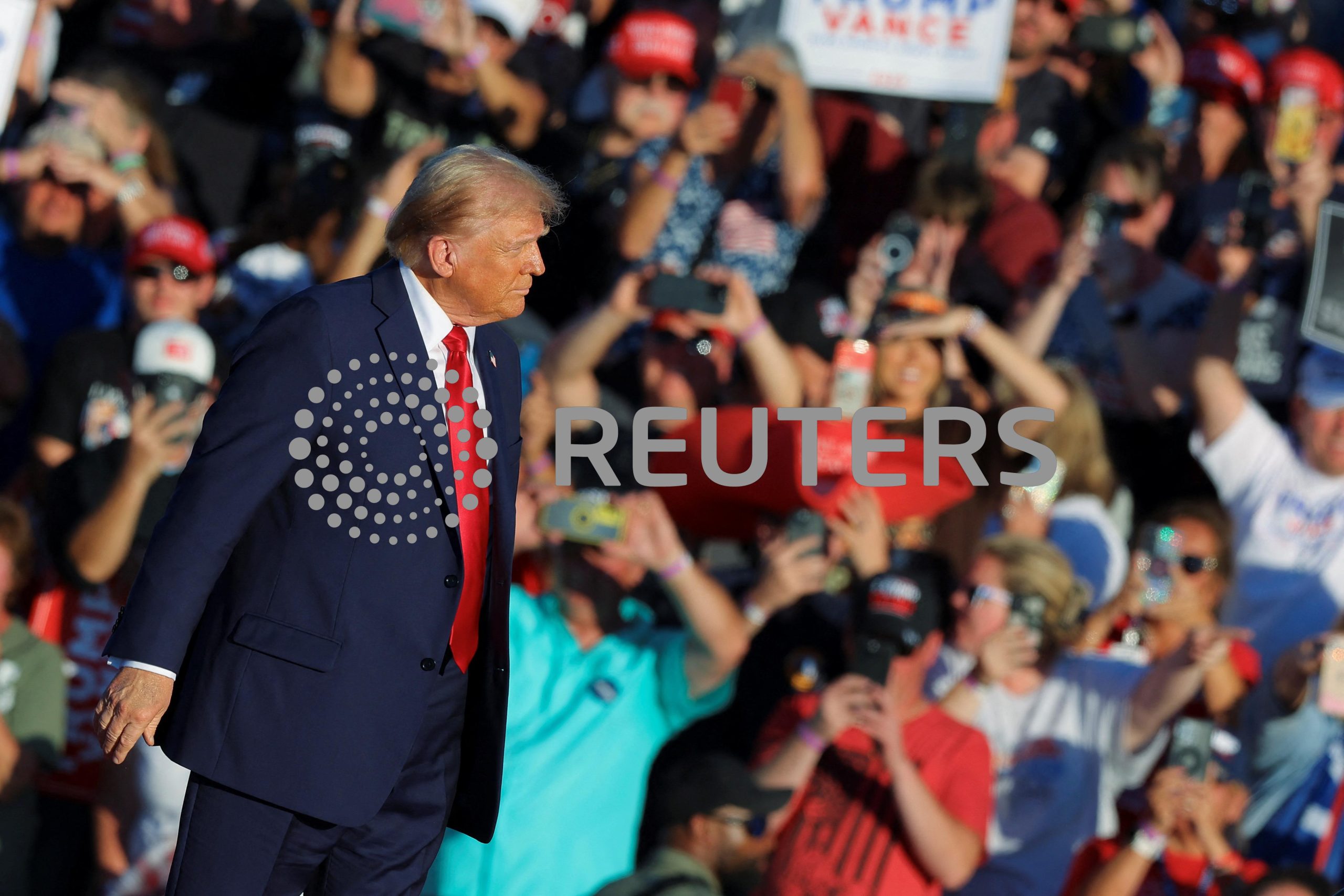 Trump appears before large crowd at site of assassination attempt in Pennsylvania – The Fiji Times